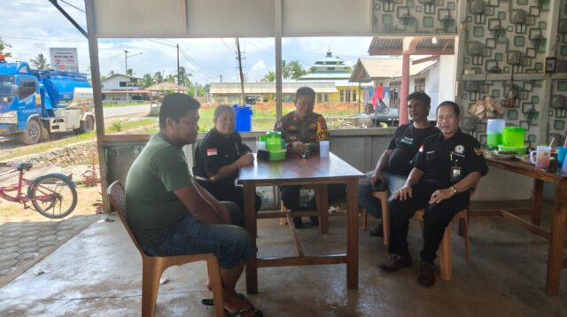 Kapolsek Matan Hilir Utara Gelar “Ngopi Bareng” Bersama Tokoh Masyarakat Desa Laman Satong