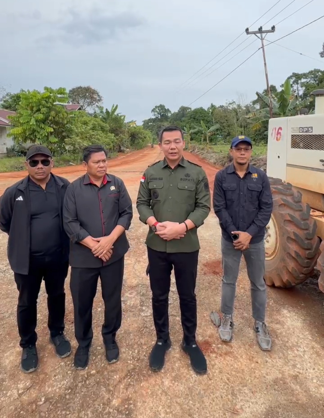 Bupati Fransiskus Diaan Tinjau Pembangunan Jalan Simpang Mupa